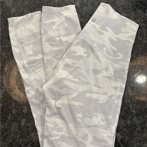 Lululemon Wunder Under Super-High-Rise Tight
28" *Luxtreme leggings, size 6